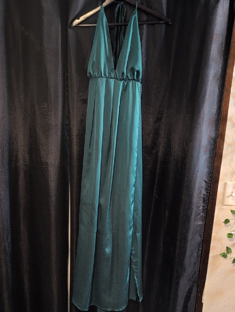 Elegant Emerald Green Halter Maxi Dress